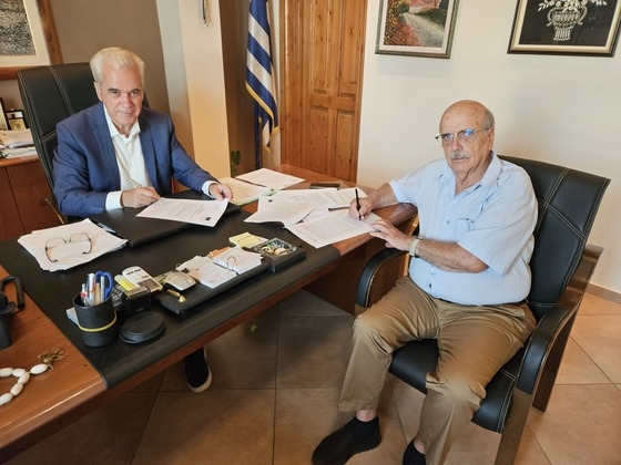 Στιγμιότυπο από την υπογραφή της σύμβασης.